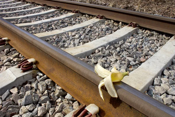 Cáscara de plátano en el ferrocarril, 'Sabotaje' humorístico — Foto de Stock