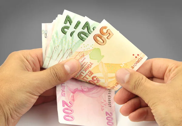 数钱的土耳其钞票的手 — 图库照片