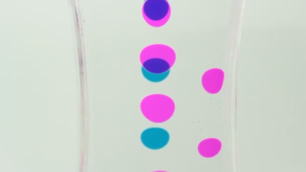 Жидкие песочные часы с голубыми и розовыми пузырями — стоковое видео
