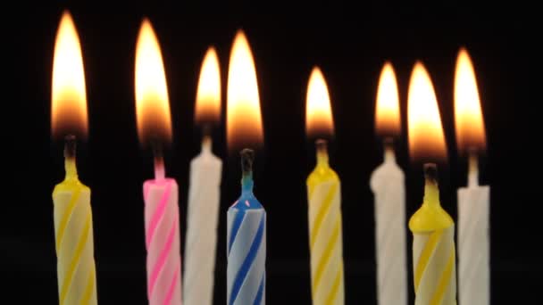 Verjaardagstaart kaarsen. — Stockvideo