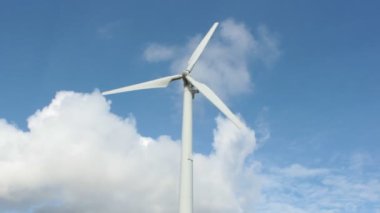 WindPower mavi gökyüzü üzerinde