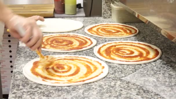 在一家比萨店的比萨饼制作 — 图库视频影像