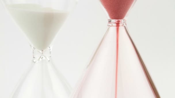 Hourglasses met wit en rood zand — Stockvideo