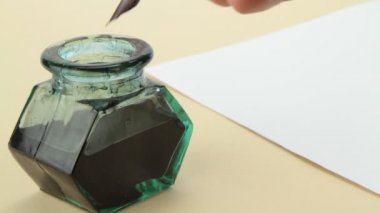 el yazısı parşömen üzerine tüy kalem ve eski mürekkep şişesi
