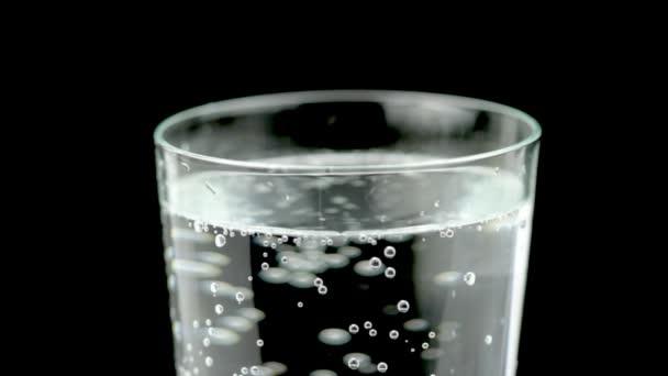 Água mineral com bolhas no vidro — Vídeo de Stock