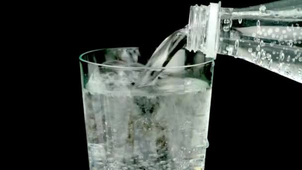Verter agua mineral en el vaso — Vídeos de Stock