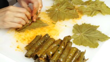 Türk mutfağı. Ev yapımı Sarma - pirinç içinde yaprak sarılı.