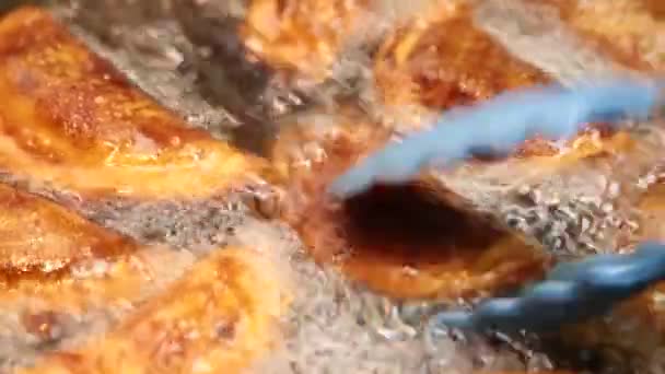 Turco doce, frito em óleo (Tash kadayif  ) — Vídeo de Stock