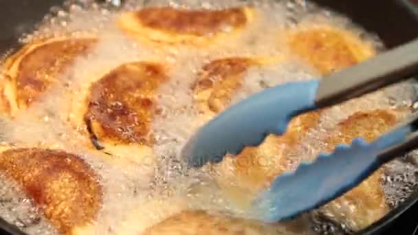 Турецький солодкий, приготований в олії (Таш kadayif ) — стокове відео