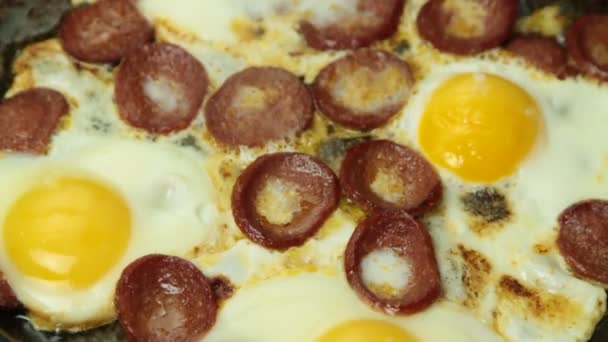 Turkish cuisine fried egg and sausage. — Stock Video