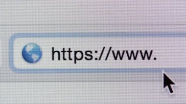 Bilgisayar ekranı ve http:// adres çubuğuna www ile makro film