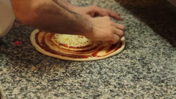Chef de pizza está fazendo pizza . — Vídeo de Stock