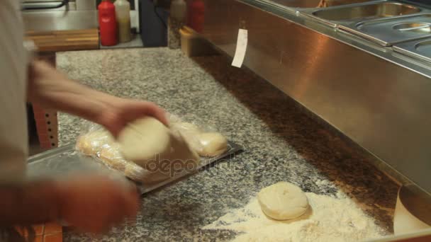 Impastare la pasta per pizza — Video Stock