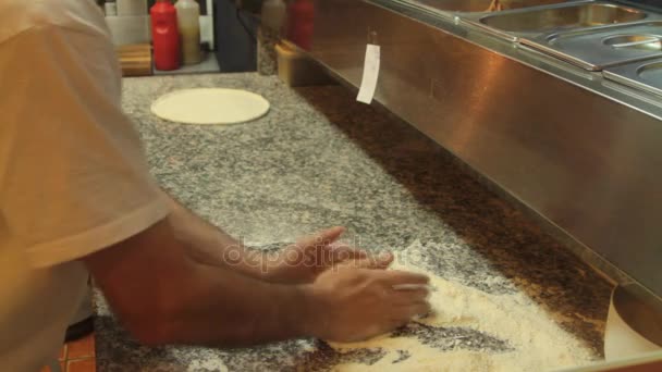 Pétrissage de la pâte à pizza — Video