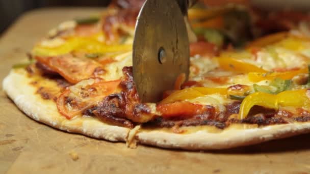 Coupe délicieuse de pizza . — Video