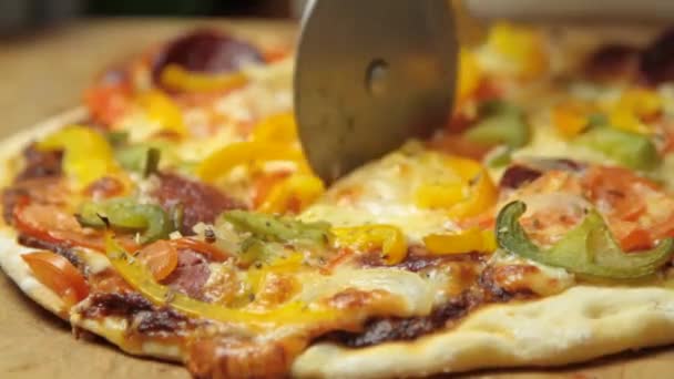 Yummy Pizza cutting. — Stock Video