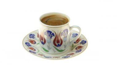 Geleneksel Osmanlı motif Kupası ile Türk kahvesi içme