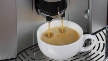 Kahve makinesi espresso fincan makro görüntüde dökülen