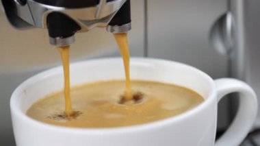 Kahve makinesi espresso fincan makro görüntüde dökülen