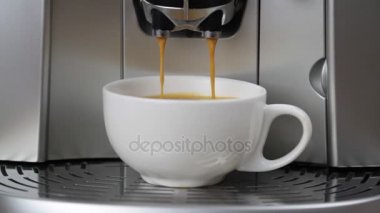Kahve makinesi espresso fincan makro görüntüde dökülen