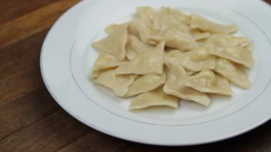 Türk ev yapımı manti, patates ve tereyağlı ( Hingel-Sivas manti ) 