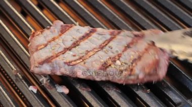 Barbekü. Sıcak ızgara ızgara biftek