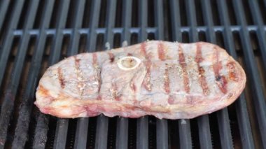 Barbekü. Sıcak ızgara ızgara biftek