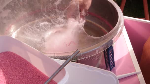 Suikerspin maken of candy floss — Stockvideo