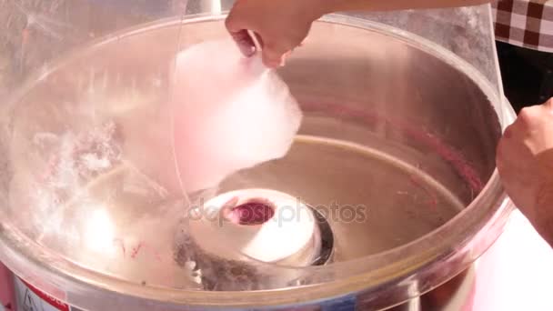 Fare zucchero filato di cotone o zucchero filato — Video Stock
