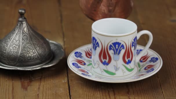 Café turco con motivos tradicionales de otomanas taza y cafetera de cobre — Vídeo de stock