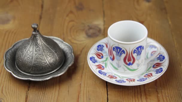 Turkish coffee with traditional ottomans motif cup and copper coffe pot — Stock Video