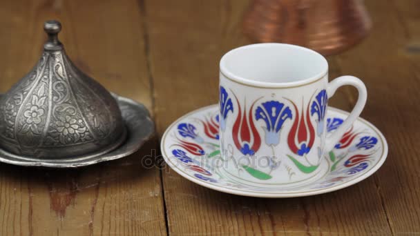 Турецкий кофе с традиционными оттоманскими мотивами чашки и медный кофейник — стоковое видео