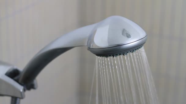 Chuveiro de cabeça enquanto água corrente — Vídeo de Stock