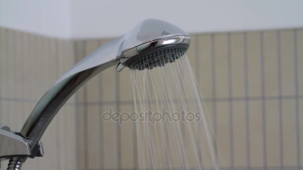 Prysznic głowy podczas bieżącej wody — Wideo stockowe