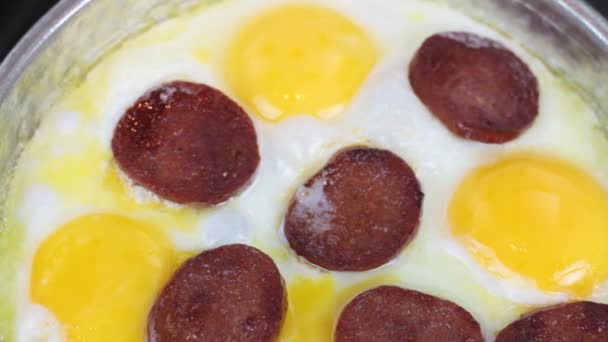 Turkish cuisine. Traditional fried egg and sausage. — Stock Video