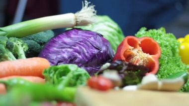 Taze renkli sebzeler.