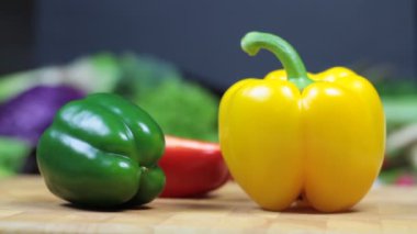 Doğrama kurulu üzerinde biber kesme