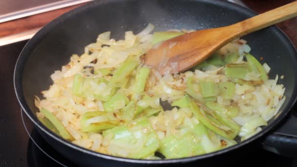 Смачні приготування їжі на кухні — стокове відео