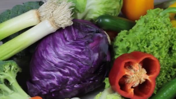 Verduras frescas coloridas — Vídeo de stock