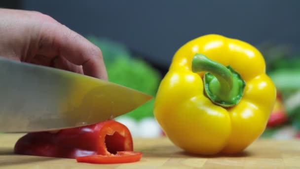 Corte de pimiento rojo en la tabla de cortar — Vídeo de stock