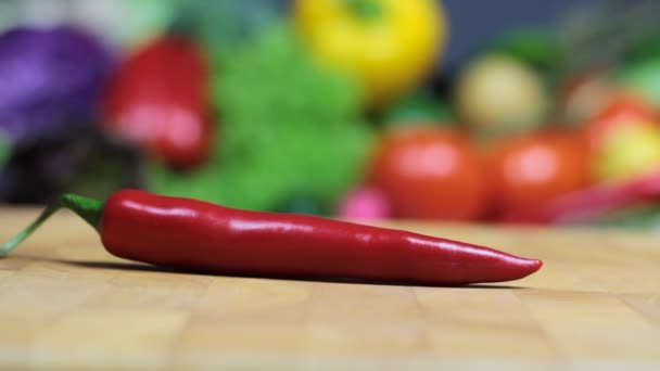 Picar chile rojo en una tabla de picar — Vídeos de Stock