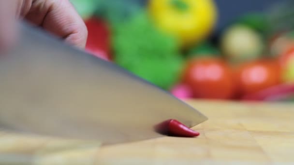 Bir kesme tahtası üzerinde kesme kırmızı biber biber — Stok video