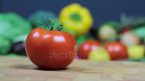 Cutting tomato on chopping board — Stock Video