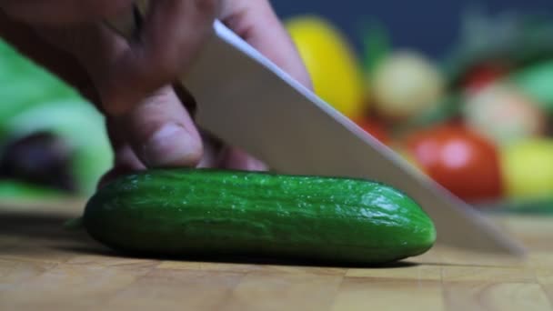 在砧板上切黄瓜 — 图库视频影像