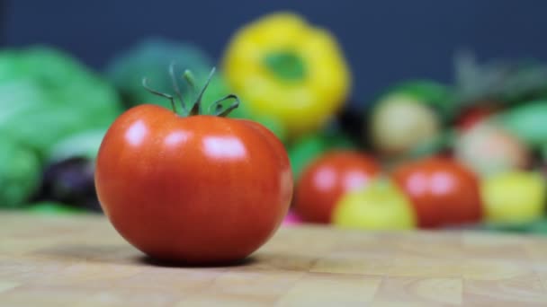 Snijden van tomaten op hakken bestuur — Stockvideo