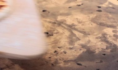 Pizza pişirme. Rustik İtalyan Pizza Margarita sıcak bir taş fırında.