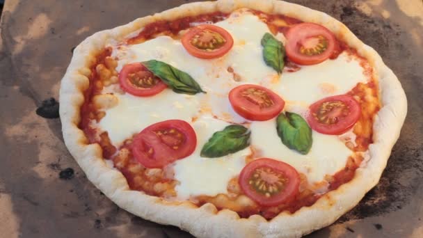 Pizza bakken. Rustieke Italiaanse Pizza Margarita in een hete stenen oven. — Stockvideo