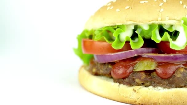 Hamburger na bílém pozadí. — Stock video