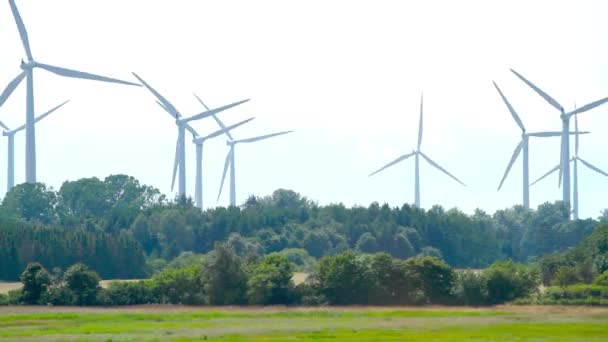 Windpower turbiny na tle niebieskiego nieba — Wideo stockowe