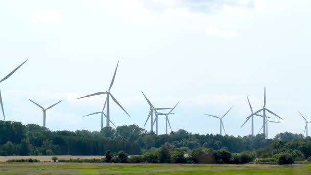 Windpower turbiny na tle niebieskiego nieba — Wideo stockowe